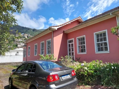 Casa para aluguel possui 280 metros quadrados com 4 quartos em Centro - Petrópolis - RJ