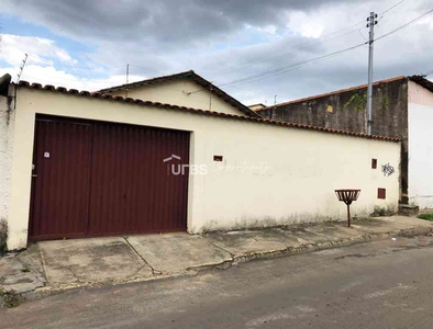 Casa com 3 quartos à venda no bairro Setor Garavelo, 335m²