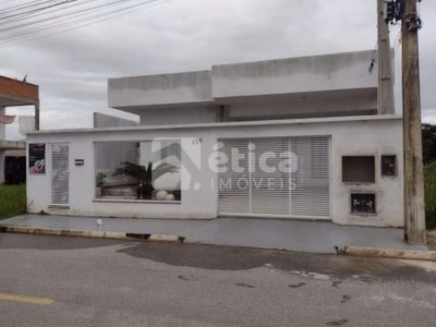 Casa com piscina semi mobiliada e com sala comercial