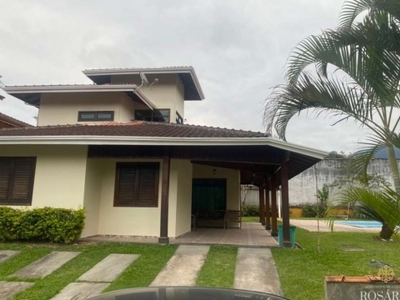 Sobrado com piscina dentro de condominio fechado.