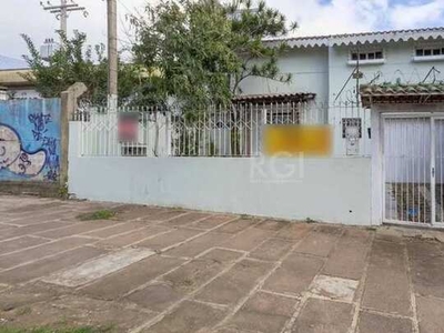 Casa para Venda - 250m², 3 dormitórios, sendo 2 suites, 2 vagas - Teresópolis