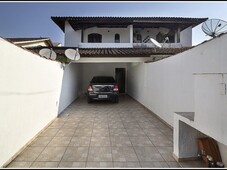 Casa com 02 dormitórios, 02 vagas, sala ampla e no centro de Bertioga.
