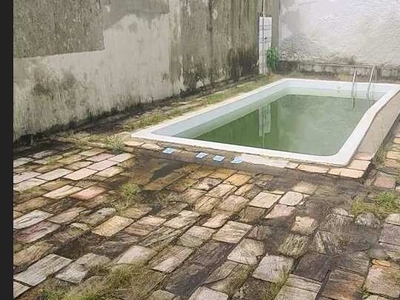 Casa em casa caiada com 03 quartos sendo 1 suíte com piscina