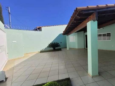 Casa para aluguel tem 200 m2 com 04 quartos no Bairro Segismundo Pereira - Uberlândia - MG