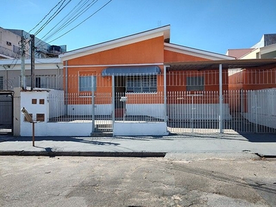 CASA DA FRENTE INDEPENDENTE NA VILA JOAQUIM INÁCIO EM CAMPINAS.