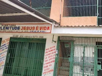 Alugo apartamentos em frente ao supermercado Espírito Santo