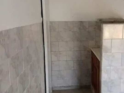 Alugo loja Casa com 1 banheiro