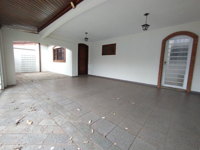 Casa em Jardim Bela Vista, Bauru/SP de 200m² 2 quartos para locação R$ 2.300,00/mes