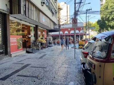 No bairro Maracanã, próximo ao estádio.