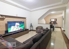 CASA com 3 dormitórios e 5 garagens