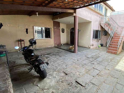 Casa com 6 quartos à venda no bairro Montese, 214m²