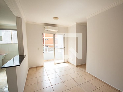 Apartamento com 3 Quartos e 2 banheiros para Alugar, 70 m² por R$ 1.600/Mês
