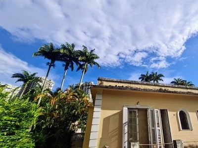 Casa estilo clássico, lugar nobre, natureza exuberante em plena Zona Sul do Rio de Janeiro