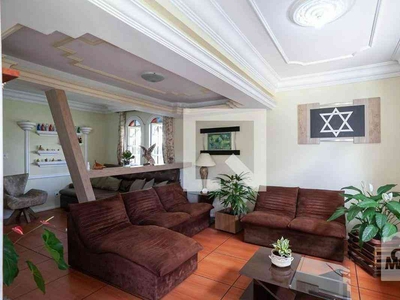 Casa com 3 quartos à venda no bairro Jardim Leblon, 250m²