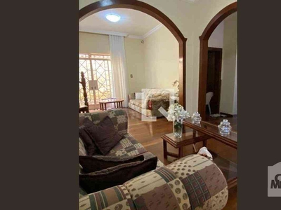 Casa com 4 quartos à venda no bairro Sagrada Família, 444m²