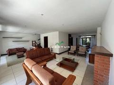 Casa de Condomínio com 4 Quartos para alugar, 200m² - Carlos Guinle