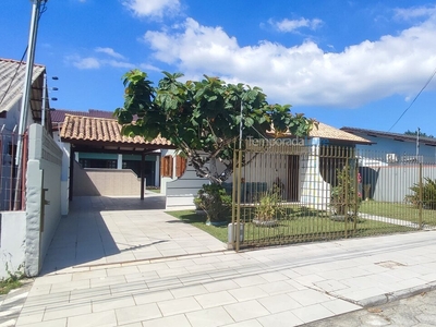 Excelente casa com 04 quartos e piscina, a 250m da praia