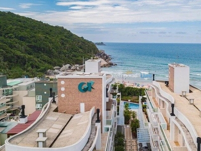 LINDO APARTAMENTO 04 DORMITÓRIOS, FRENTE MAR EM CONDOMÍNIO COM PISCINA