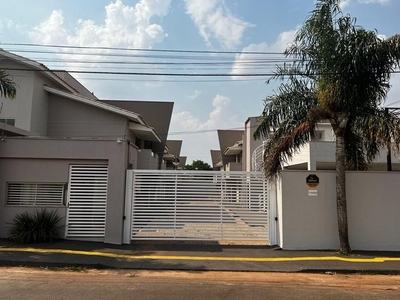 Sobrado com 3 dormitórios para alugar, 140 m² por R$ 5.240,00/mês - Santo Antônio - Goiâni