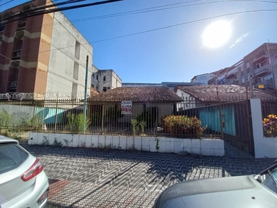 Casa comercial em Jardim da Penha.
