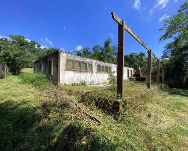 Terreno medindo 980,00 m² com boa topografia