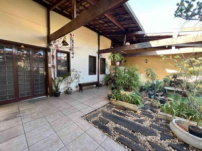 Casa com 6 quartos à venda no bairro Santa Mônica, 400m²