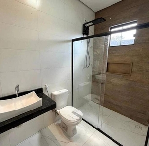 Casa com 4 Quartos e 3 banheiros à Venda, 220 m² por R$ 490.000