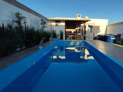 Linda casa pronta para morar com 2 quartos, piscina e área gourmet em Unamar - Cabo Frio