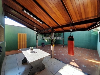 Casa com 3 Quartos e 3 banheiros à Venda, 234 m² por R$ 570.000