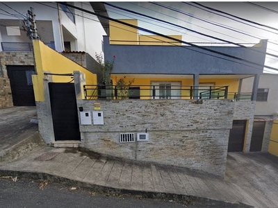 Casa em Santa Cecília, Juiz de Fora/MG de 318m² 6 quartos à venda por R$ 884.000,00