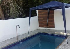 Casa com Piscina na Rua da Praia