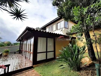 ALUGUEL ANUAL: Casa de condomínio na Ferradura, a 150m da praia, com 04 suítes