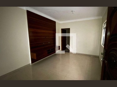 Casa com 3 Quartos e 2 banheiros para Alugar, 160 m² por R$ 2.100/Mês