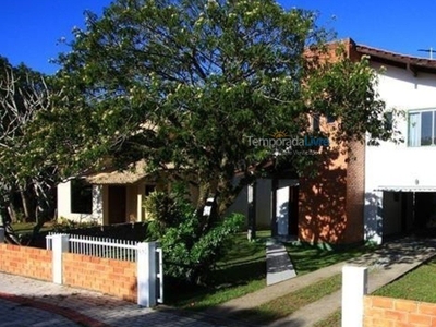 Casa com 3 suítes e piscina