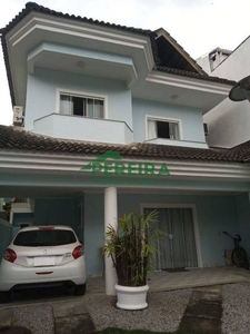 Casa de Condomínio com 4 Quartos e 5 banheiros à Venda, 230 m² por R$ 900.000