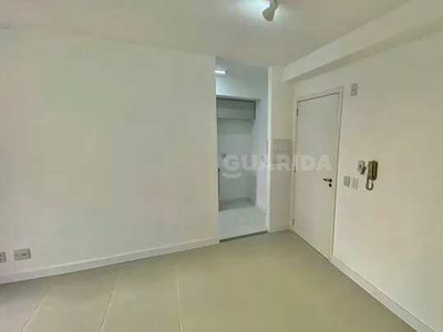 Apartamento com sacada e 2 dormitórios, sendo 1 suíte no bairro Humaitá