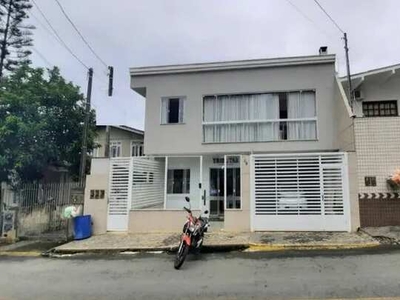 Ótima casa com sala comercial, excelente para gerar uma renda extra