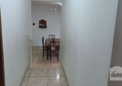 Casa com 3 quartos à venda no bairro Trevo, 348m²