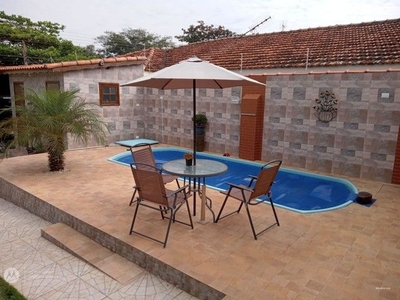 Linda casa no Bairro Jardim São Pedro , com 02 dormitórios, sendo uma suíte e piscina