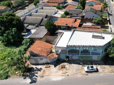 Casa com 3 quartos à venda no bairro Setor Garavelo, 312m²