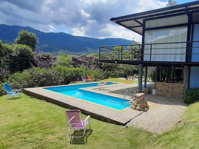 Casa Azul com Piscina nas Montanhas