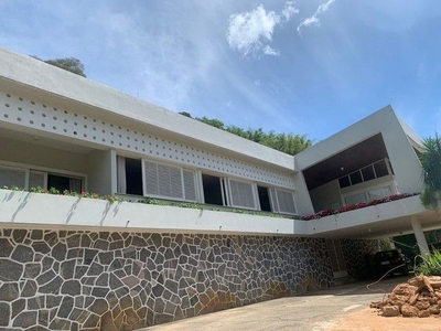 Casa para aluguel com 300 metros quadrados com 4 quartos