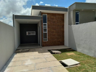 Casa com 3 Quartos e 2 banheiros à Venda, 90 m² por R$ 220.000