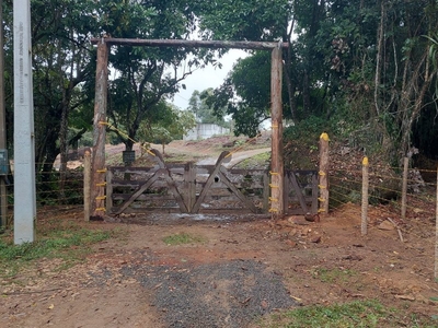 Sitio com fonte de água mineral