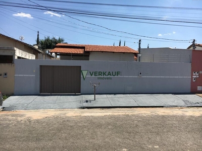 Casa com 3 quartos à venda, 300.0m²