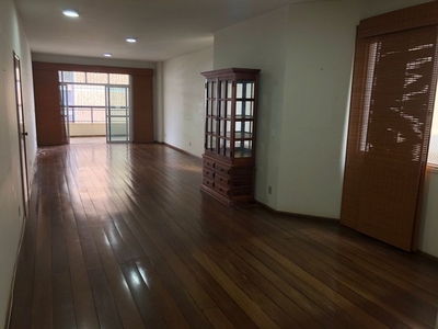 Apartamento com 210 m2 no coração do Setor Bueno.