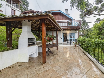 Casa em condomínio, 4 dormitórios com ótima localização e acesso.