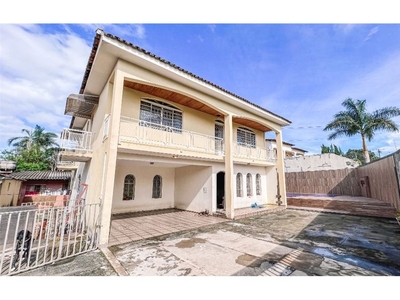 Casa em Taguatinga Sul (Taguatinga), Brasília/DF de 475m² 5 quartos à venda por R$ 949.000,00