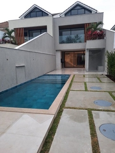Excelente casa no condomínio Interlagos de Itaúna para venda possui 328 metros quadrados e