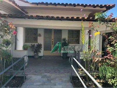 Casa com 5 quartos à venda no bairro Colégio Batista, 324m²